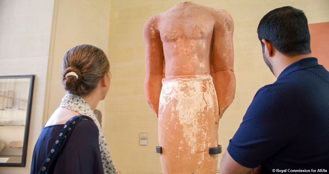 Viaggio da AlUla al Museo del Louvre: un’antica statua monumentale del Re Lihyanita “vola” a Parigi per parlare di un luogo straordinario