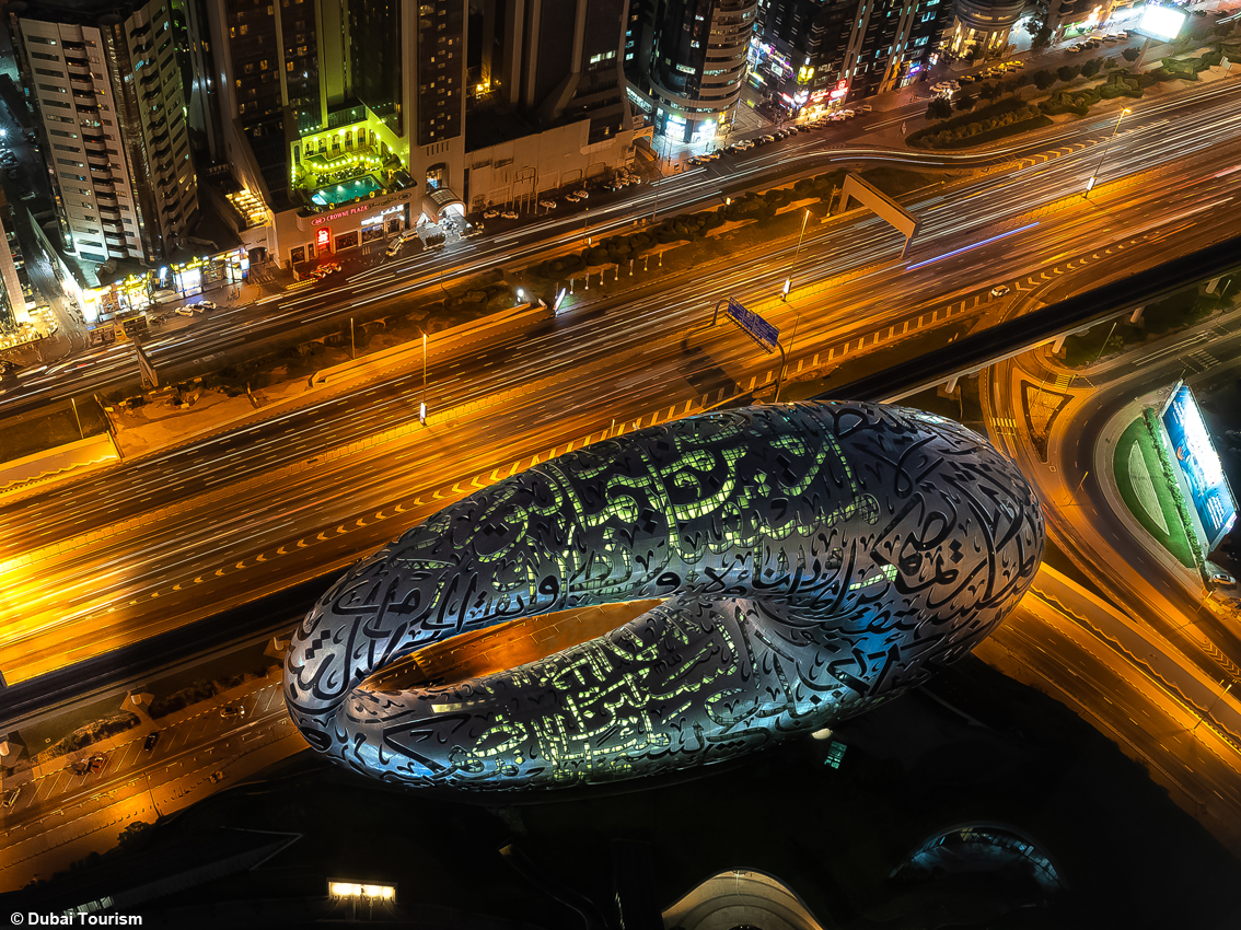 Costruito per ispirare le generazioni future: a Dubai apre il Museo del Futuro, è già un’icona architettonica e culturale nel mondo