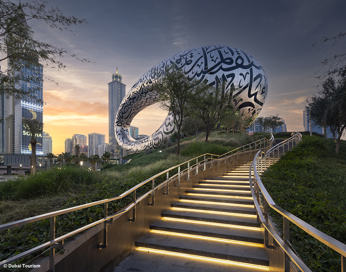 Costruito per ispirare le generazioni future: a Dubai apre il Museo del Futuro, è già un’icona architettonica e culturale nel mondo