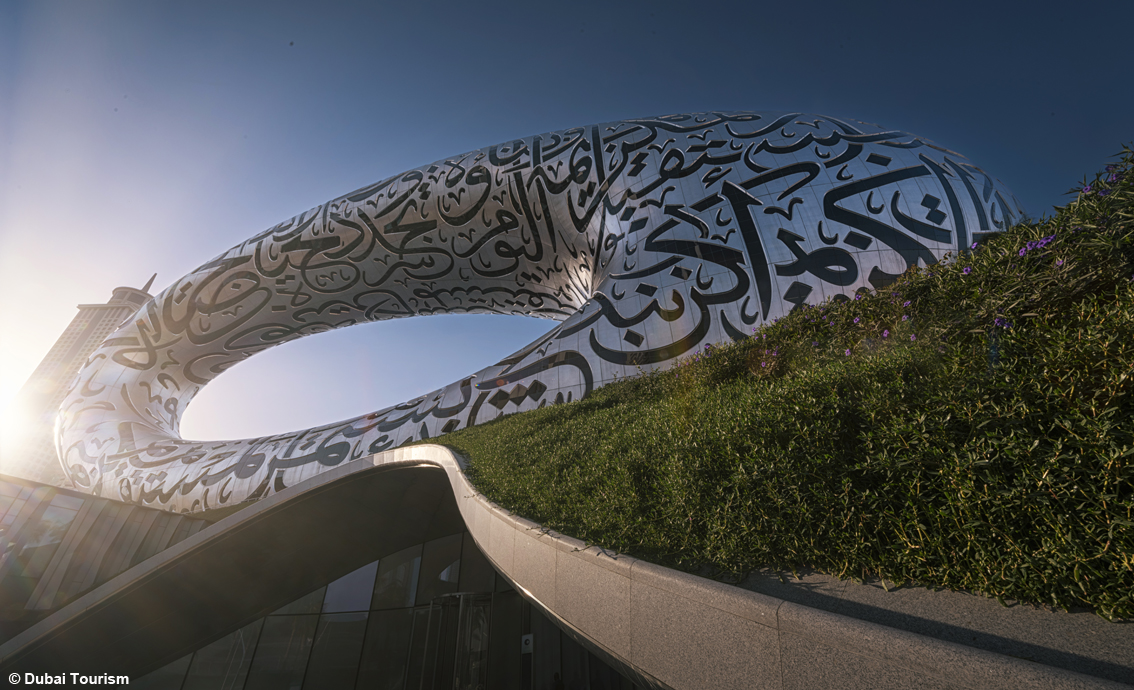 Costruito per ispirare le generazioni future: a Dubai apre il Museo del Futuro, è già un’icona architettonica e culturale nel mondo
