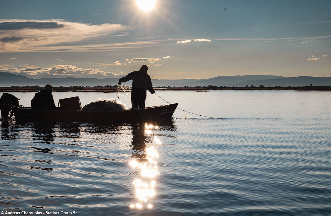 Nella meraviglia del Golfo di Amvrakikos torna la pesca tradizionale: l’esperienza dello Statiros Group pensando all’ambiente