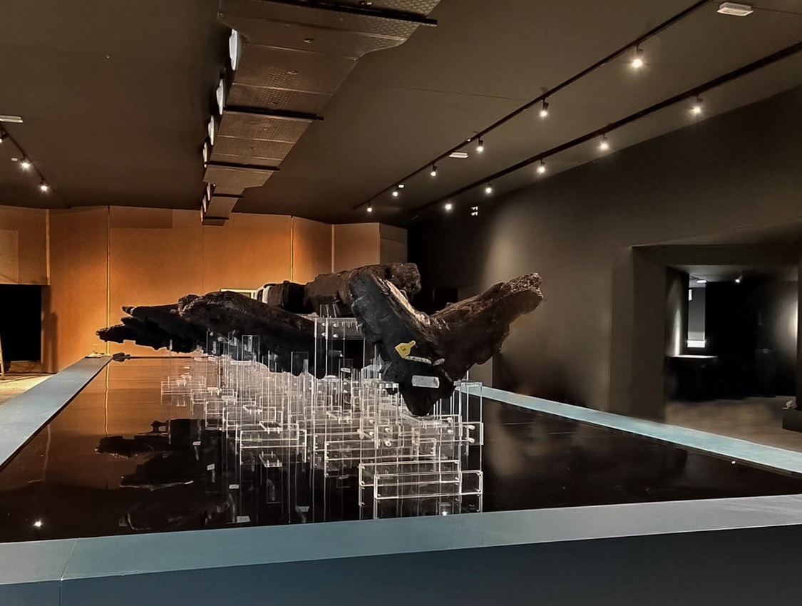 La “nave di Gela” è un relitto greco arcaico, individuato nel 1988 nei fondali marini antistanti la costa gelese di Bulala, dopo il rinvenimento di quattro piccole arule e parte di una coppa attica figurata avvenuto durante un'immersione effettuata da due subacquei del luogo