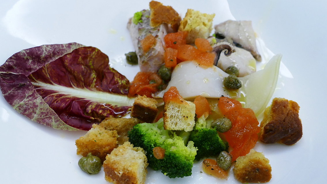 Mix di pesci lessati con verdure