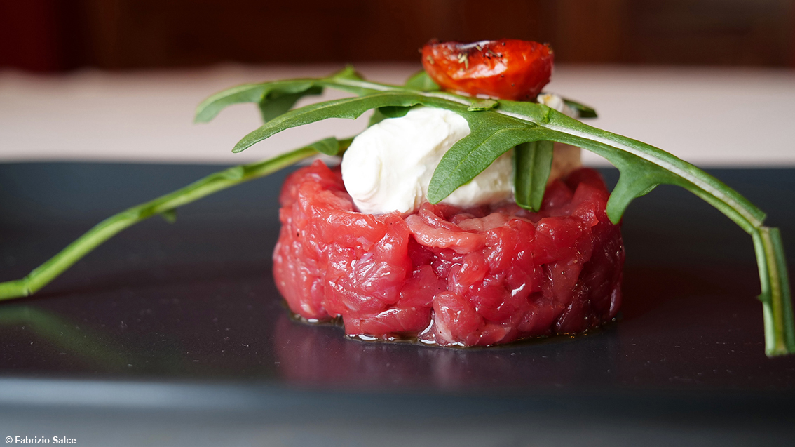 Battuta di fassona con crema di Robiola, pomodorino e rucola