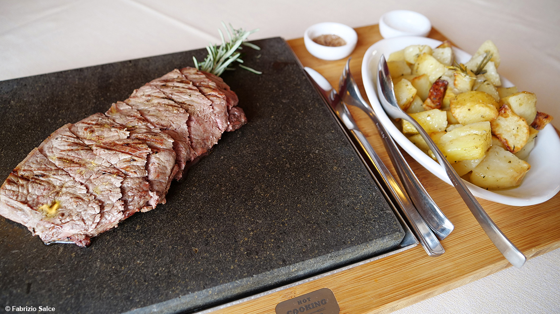 Tagliata di Fassona con patate e verdure al forno