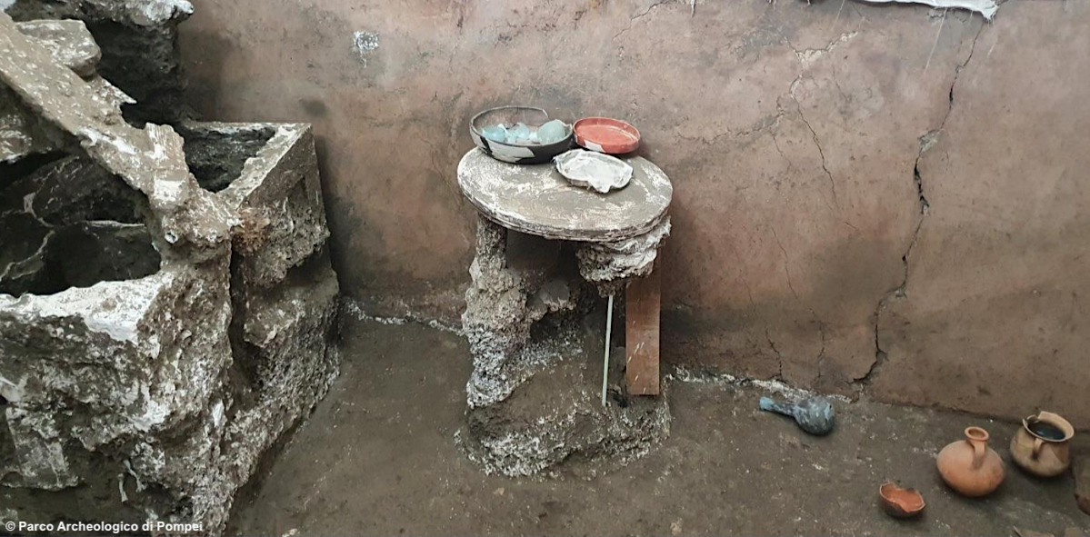 L'ultima straordinaria scoperta di Pompei: il rinvenimento degli arredi della domus del Larario nelle Regio V, “istantanea” della città del ceto medio