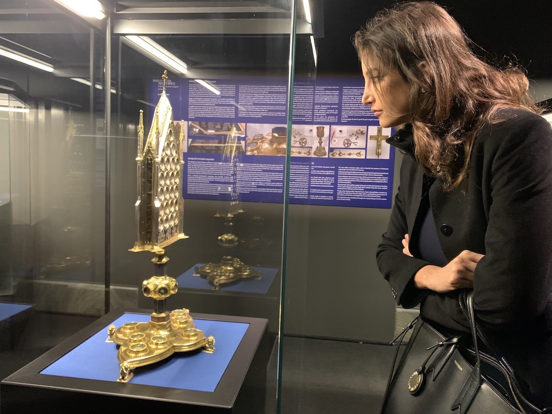 Il reliquiario di San Galgano restaurato: ai Musei Vaticani la mostra che racconta la storia del furto clamoroso e di uno straordinario recupero