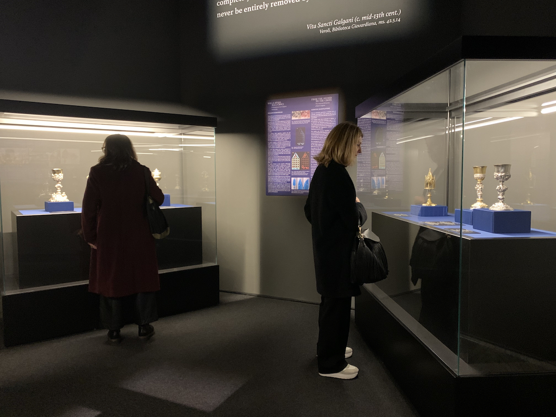 Il reliquiario di San Galgano restaurato: ai Musei Vaticani la mostra che racconta la storia del furto clamoroso e di uno straordinario recupero