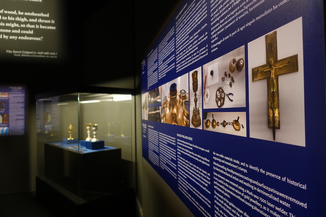 Il reliquiario di San Galgano restaurato: ai Musei Vaticani la mostra che racconta la storia del furto clamoroso e di uno straordinario recupero