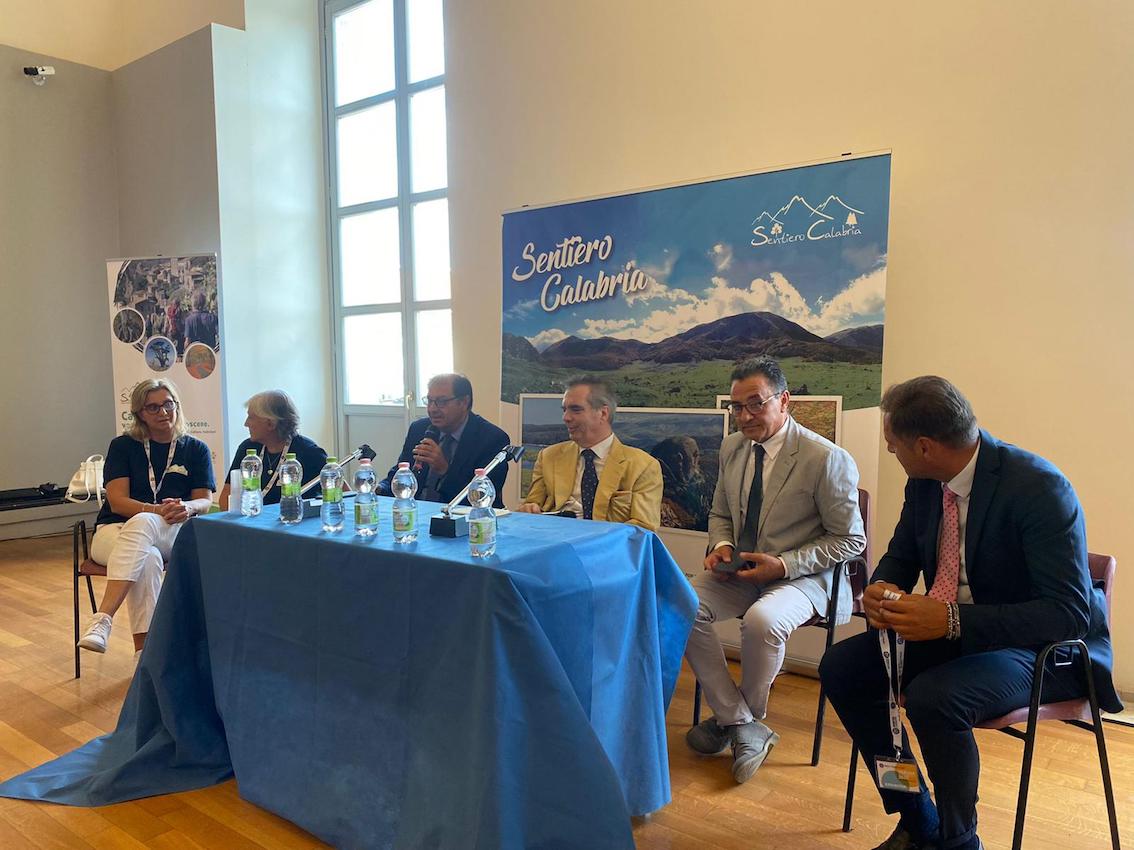 “Sentiero Calabria”: tutta la regione, a piedi, in un unico cammino inoltrandosi nei tre parchi Aspromonte, Sila e Pollino