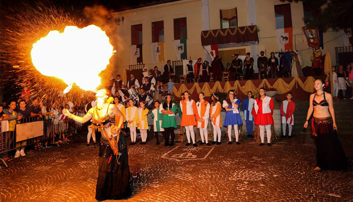 Rievocazione storica, spettacoli, corsa delle oche: a Serra Sant’Abbondio la magia del Palio della Rocca