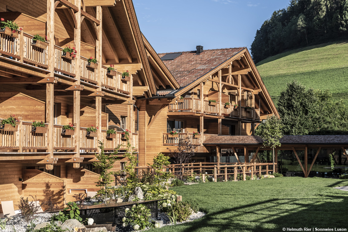 Nell’incantevole Valle di Luson, in Alto Adige, c’è un’anima sostenibile: bio fattoria, prodotti biologici e architettura green all’hotel Sonnwies di Luson
