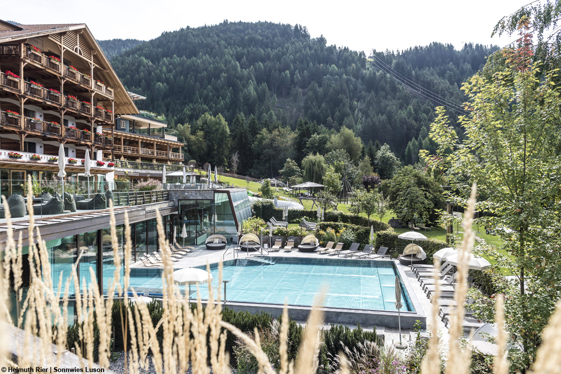 Nell’incantevole Valle di Luson, in Alto Adige, c’è un’anima sostenibile: bio fattoria, prodotti biologici e architettura green all’hotel Sonnwies di Luson