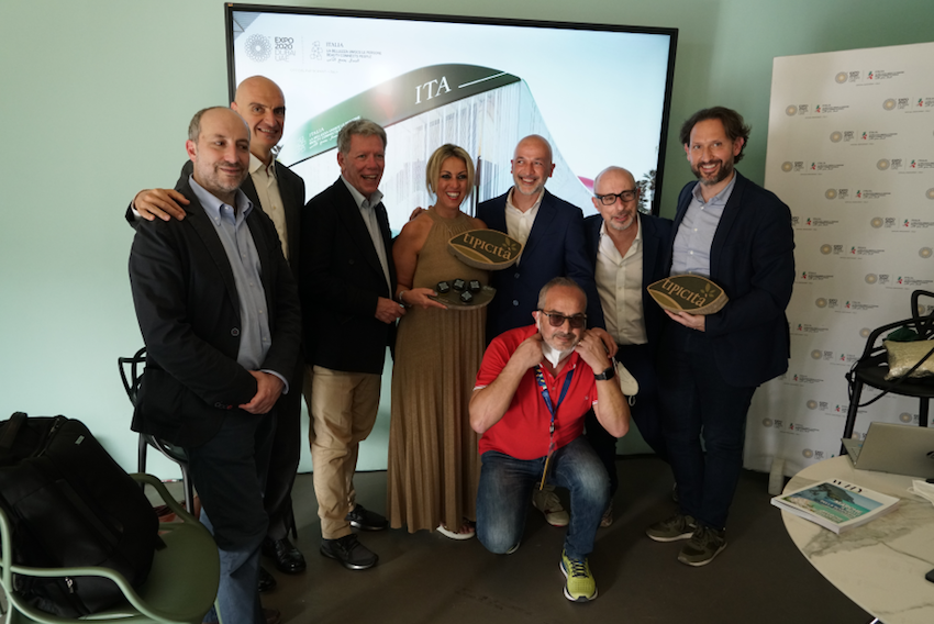 A Dubai lanciate le Marche al futuro con il cofanetto phygital: Tipicità sorprende l’Expo tra tradizione e innovazione