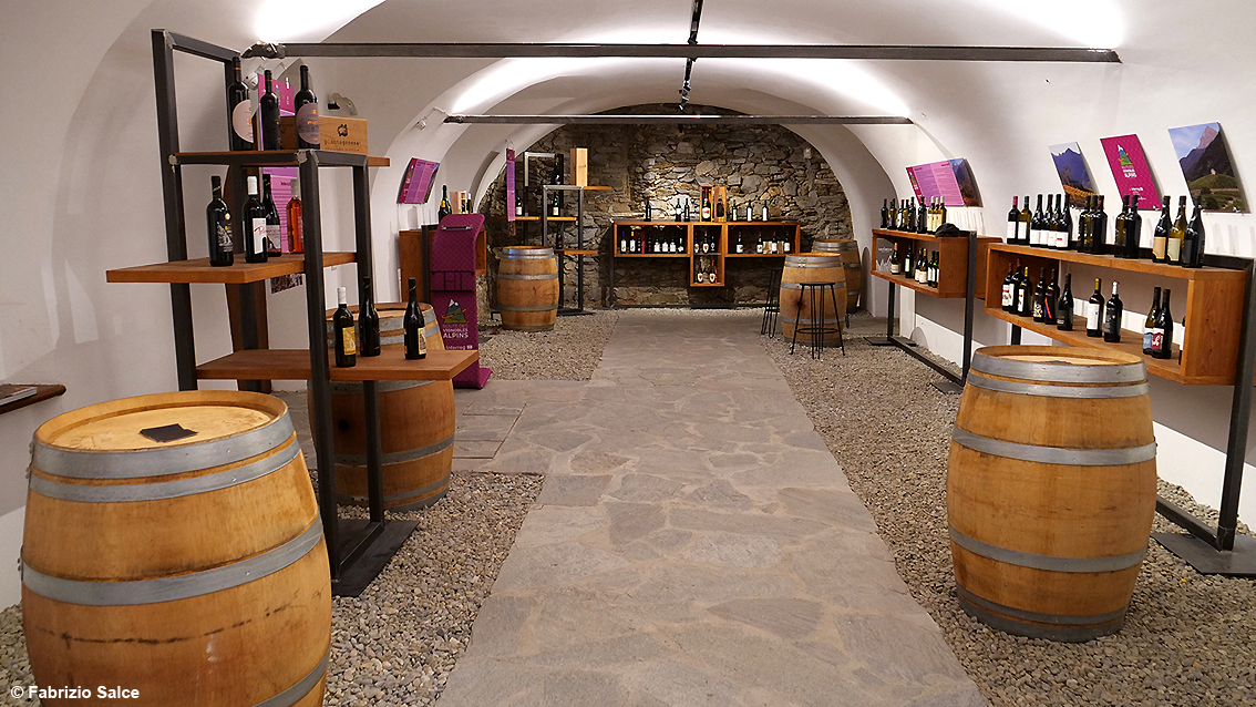 Quelle viti abbracciate dai castelli in Valle d’Aosta: i vini valdostani tra terrazzamenti e tanti giovani