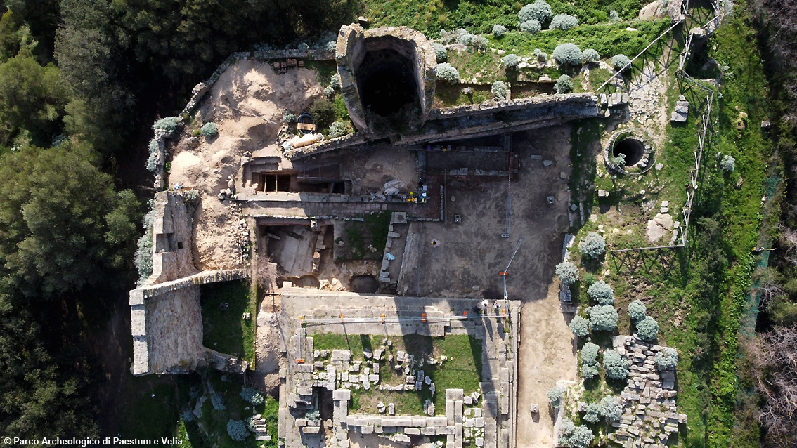 I resti del più antico tempio arcaico dedicato ad Athena rinvenuti sull’acropoli di Velia: ceramiche dipinte, armi e armature meravigliose