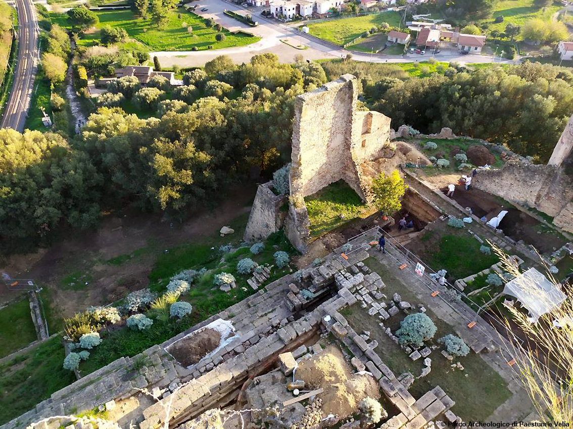 I resti del più antico tempio arcaico dedicato ad Athena rinvenuti sull’acropoli di Velia: ceramiche dipinte, armi e armature meravigliose