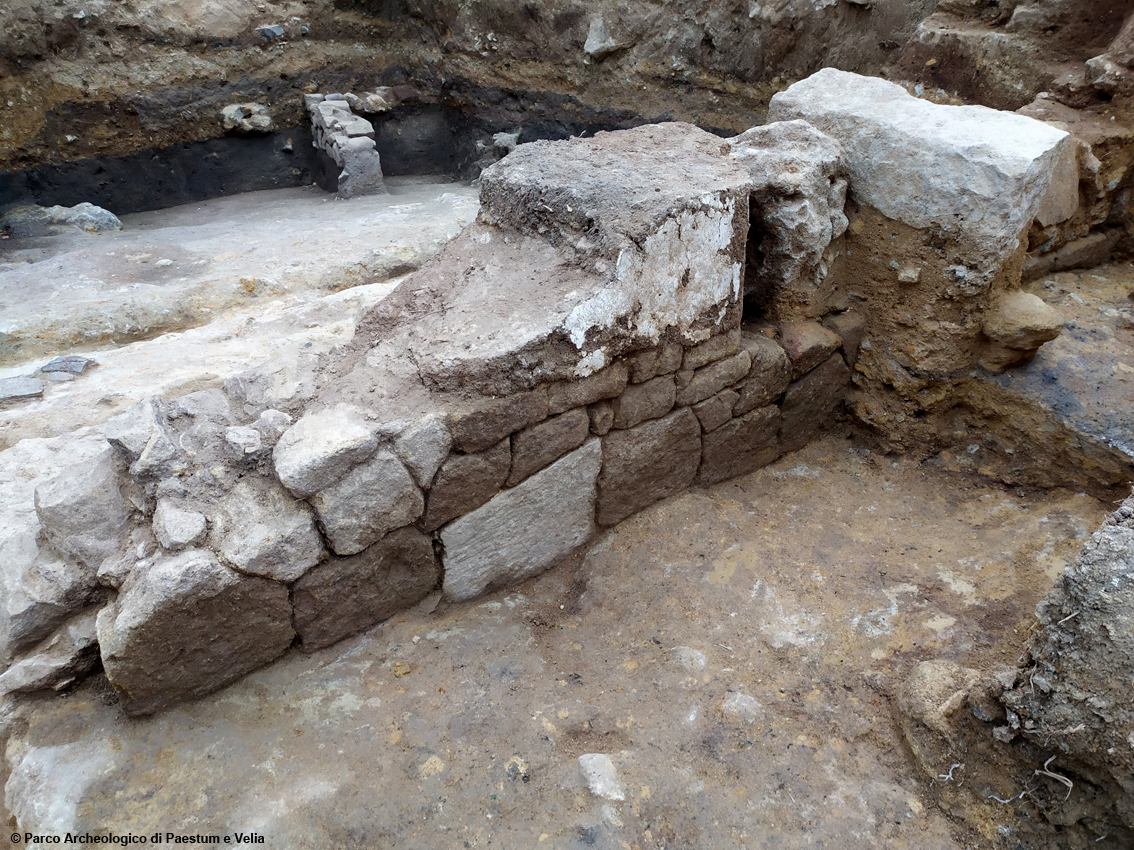 I resti del più antico tempio arcaico dedicato ad Athena rinvenuti sull’acropoli di Velia: ceramiche dipinte, armi e armature meravigliose