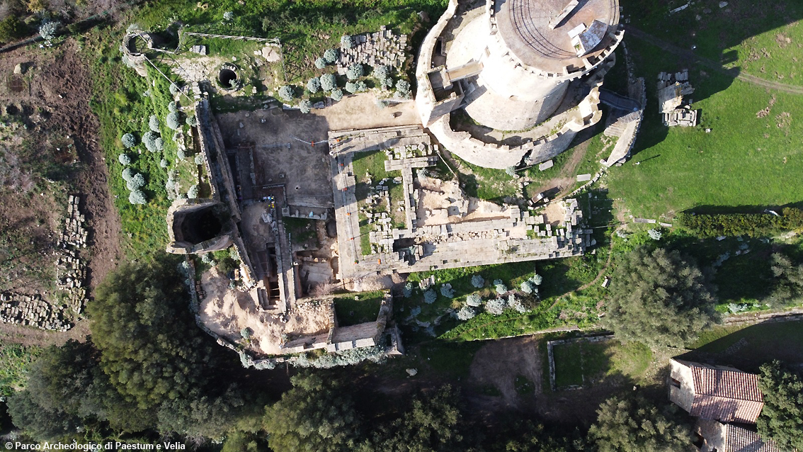 I resti del più antico tempio arcaico dedicato ad Athena rinvenuti sull’acropoli di Velia: ceramiche dipinte, armi e armature meravigliose