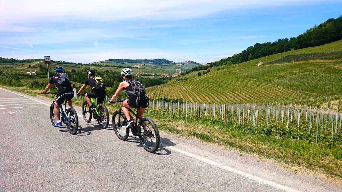 images/stories/varie_2022/VillaggioNarrante_Bici_EbikesBarolo.jpg