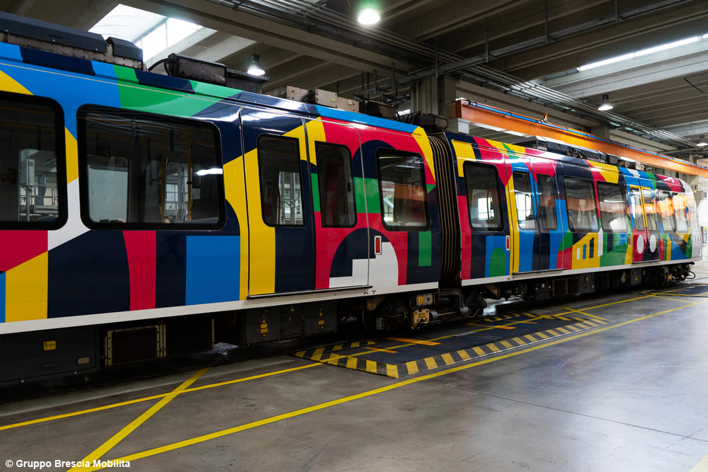 Livrea d’autore per la Metro di Brescia: la street art attraversa la città a bordo di un treno firmato Luca Font