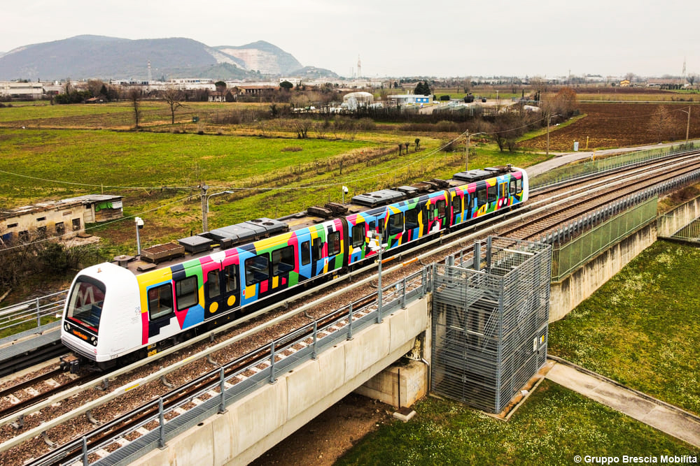 Livrea d’autore per la Metro di Brescia: la street art attraversa la città a bordo di un treno firmato Luca Font