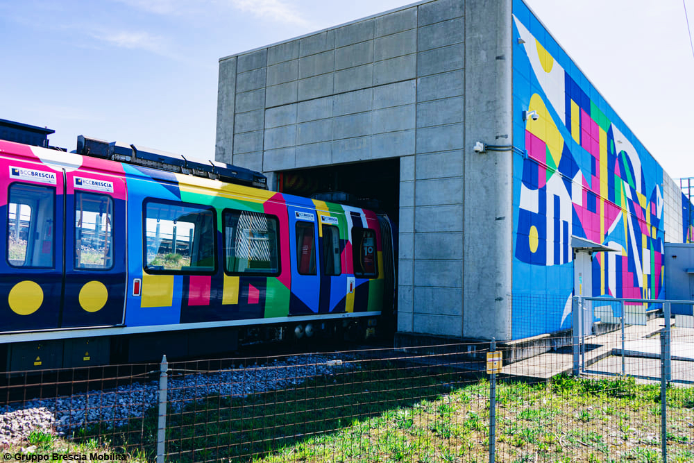 Livrea d’autore per la Metro di Brescia: la street art attraversa la città a bordo di un treno firmato Luca Font