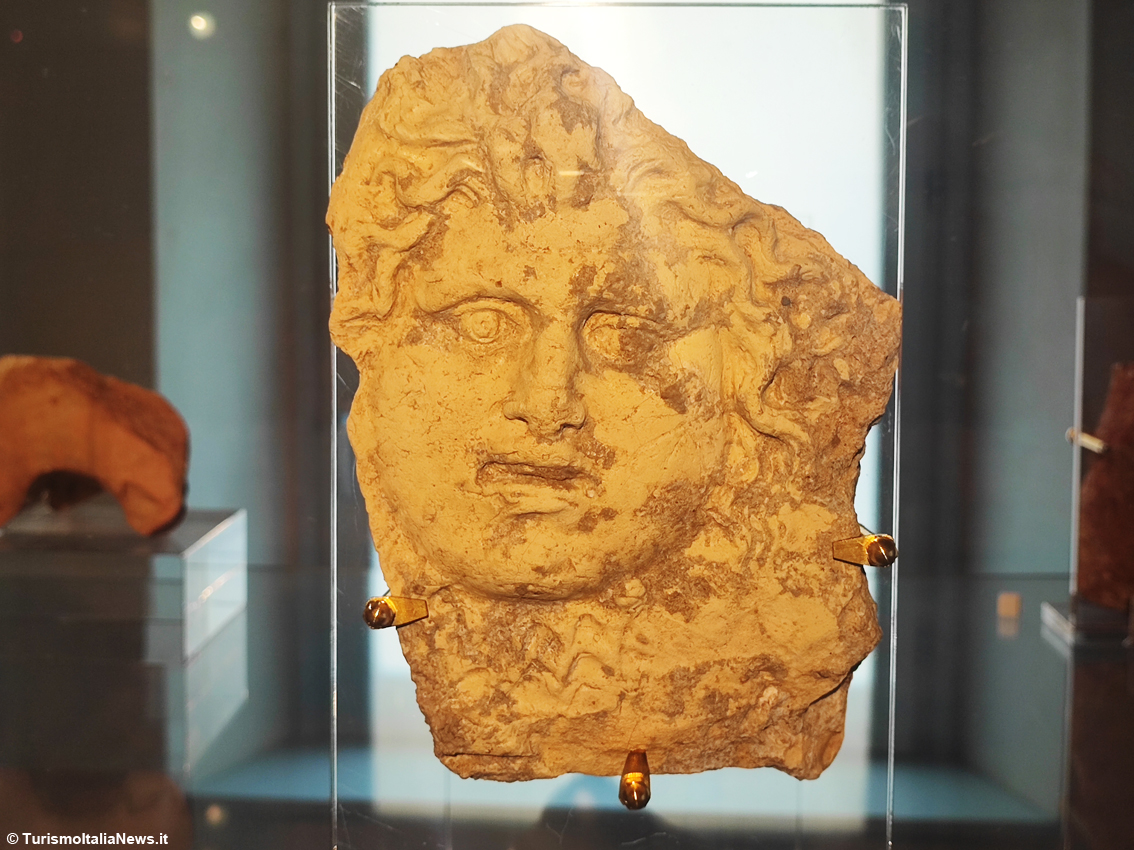 Viaggio tra gli antichi Romani di Urvinum Hortense con il grande mosaico termale conservato a Cannara: in Umbria un reperto che è uno spettacolo