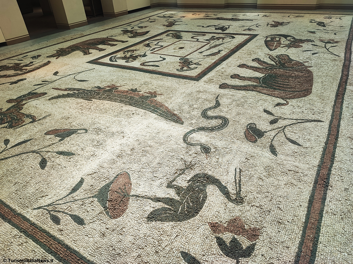 Viaggio tra gli antichi Romani di Urvinum Hortense con il grande mosaico termale conservato a Cannara: in Umbria un reperto che è uno spettacolo