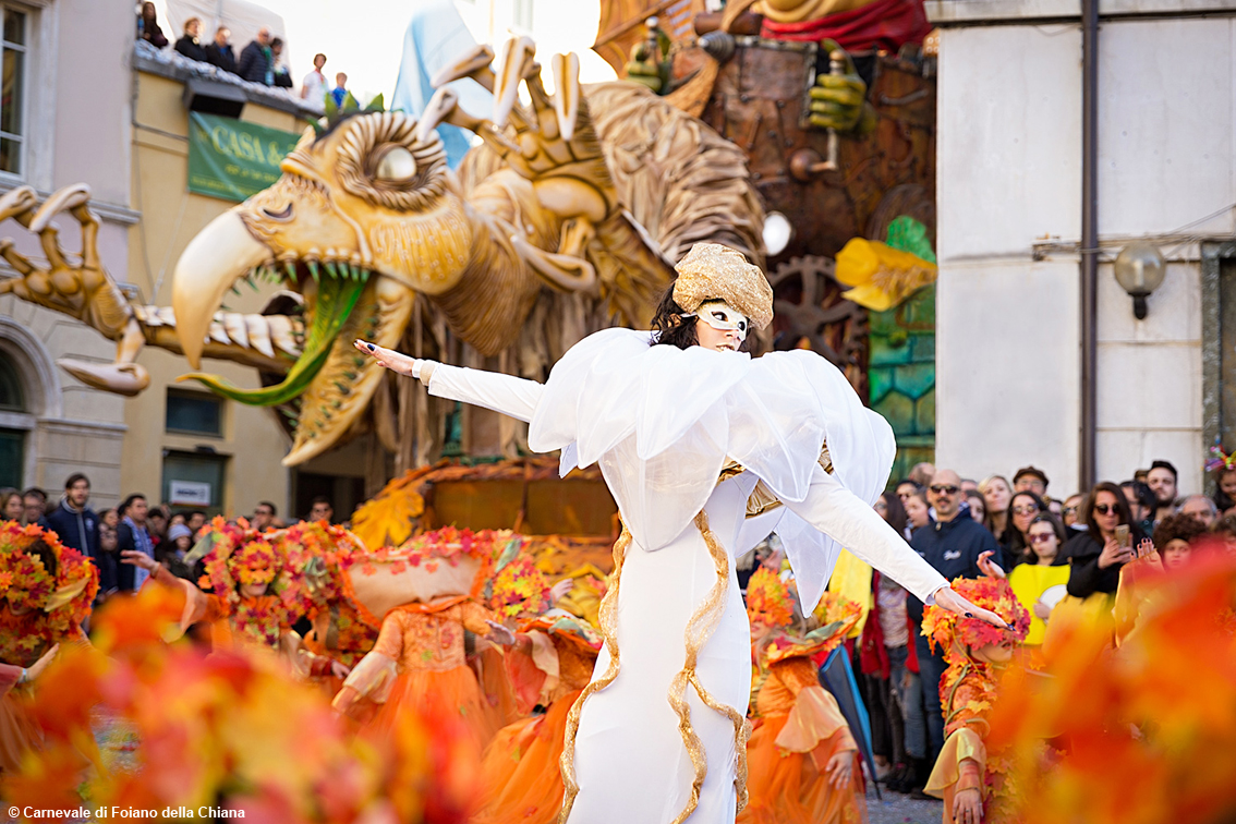 Torna il Carnevale più antico d’Italia: a Foiano della Chiana la 484esima edizione della sfilata dei quattro carri allegorici