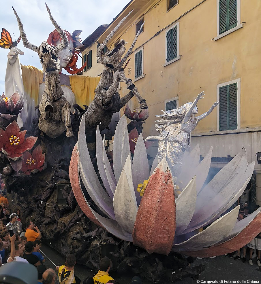 Torna il Carnevale più antico d’Italia: a Foiano della Chiana la 484esima edizione della sfilata dei quattro carri allegorici