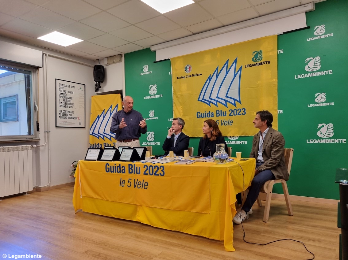 Ecco il mare più bello e più pulito d’Italia: per 21 lidi il vessillo delle Cinque Vele di Legambiente e Touring