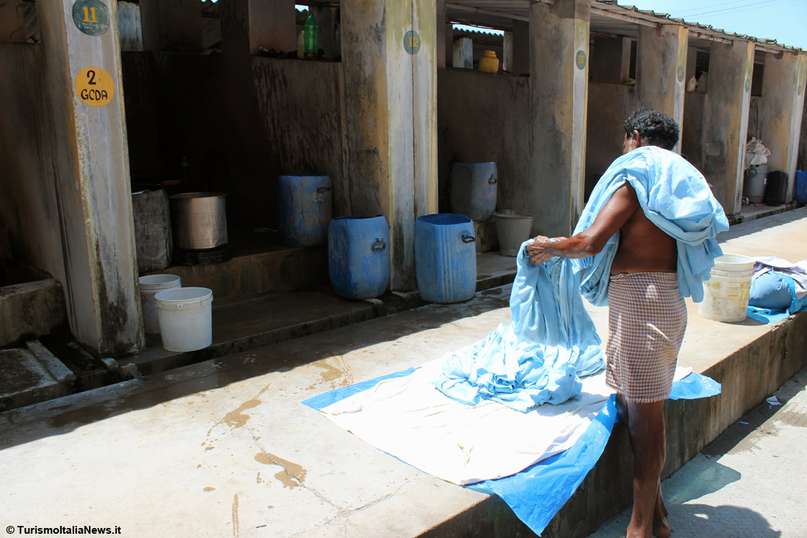 Da 300 anni lavano, stendono e stirano indumenti come la tradizione: viaggio tra i Vannan nel cuore di Dhobi Khana, in India
