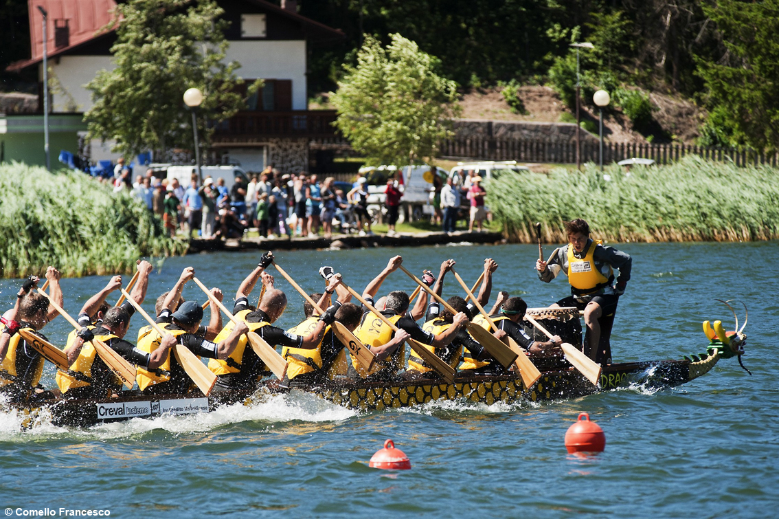 Dragon Festival, il Trentino come Lochness: sul lago di Serraia la gara delle barche “dalla testa di drago”