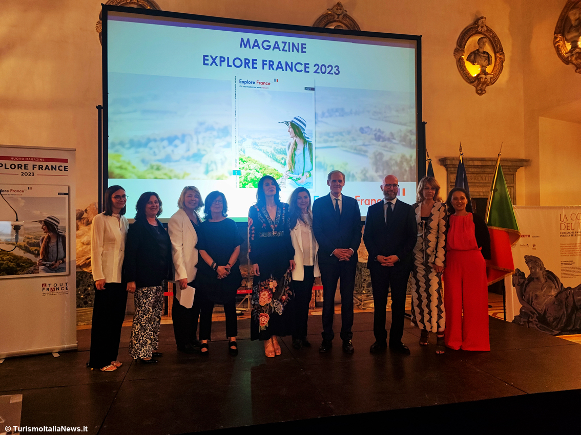 Il team che è impegnato nella promozione turistica della Francia insieme all'ambasciatore Christian Masset