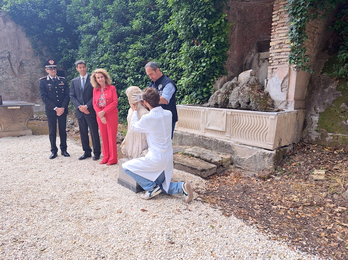 Torna a Villa Albani Torlonia di Roma la testa dell’Idrofora recuperata dai Carabinieri del  Comando Tutela Patrimonio Culturale
