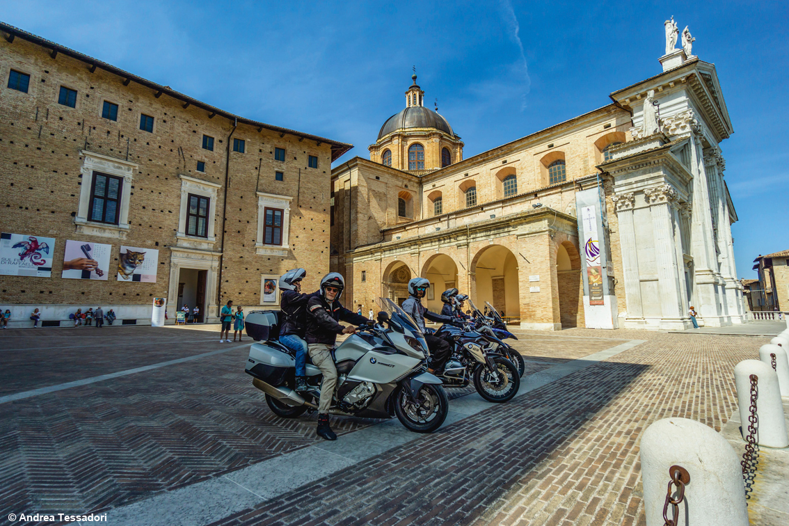 Marche, emozioni in moto: scoprire “in sella” borghi sospesi nel tempo, località di mare e gioielli naturalistici