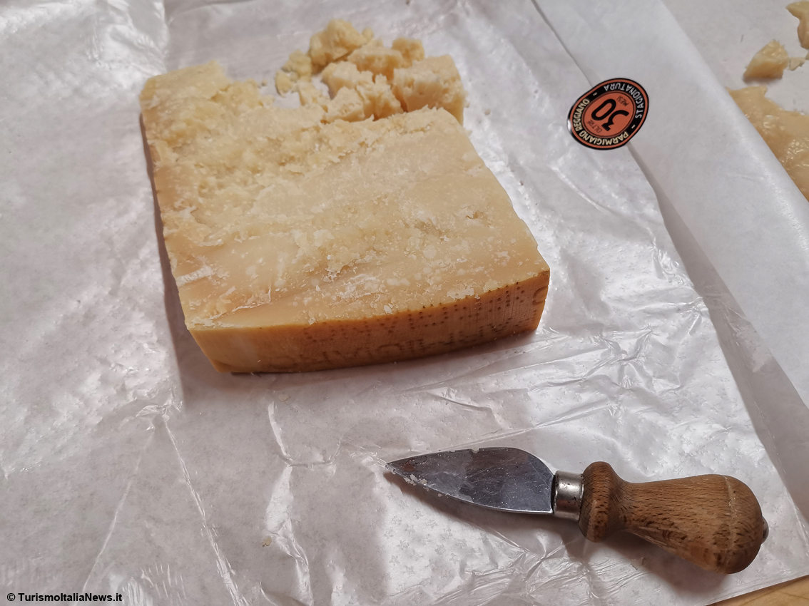 Il miracolo del Parmigiano Reggiano Dop: esperienza unica scoprire in caseificio come nasce il formaggio che il mondo intero ci invidia