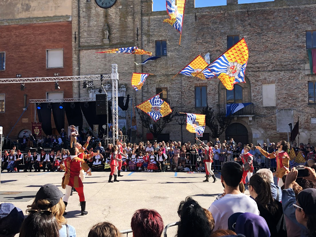 Si celebra civiltà contadina e tradizione vinicola: il Grappolo d’oro colora Potenza Picena (e il Grand tour delle Marche)