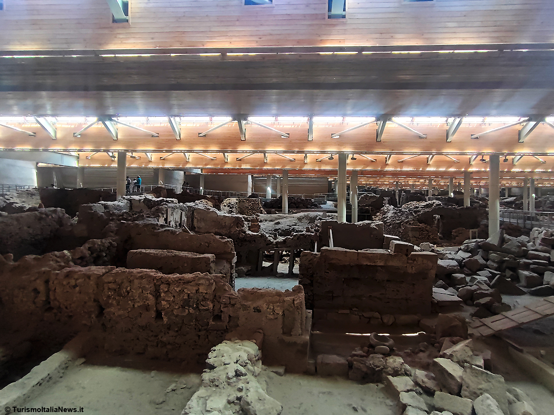 Akrotiri di Thira, il gioiello archeologico di Santorini: viaggio nel tempo per incontrare i suoi abitanti che l'avevano resa grande e generosa