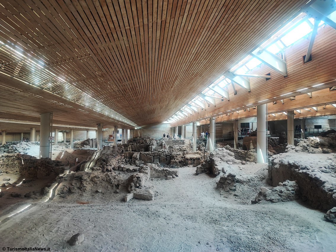 Akrotiri di Thira, il gioiello archeologico di Santorini: viaggio nel tempo per incontrare i suoi abitanti che l'avevano resa grande e generosa