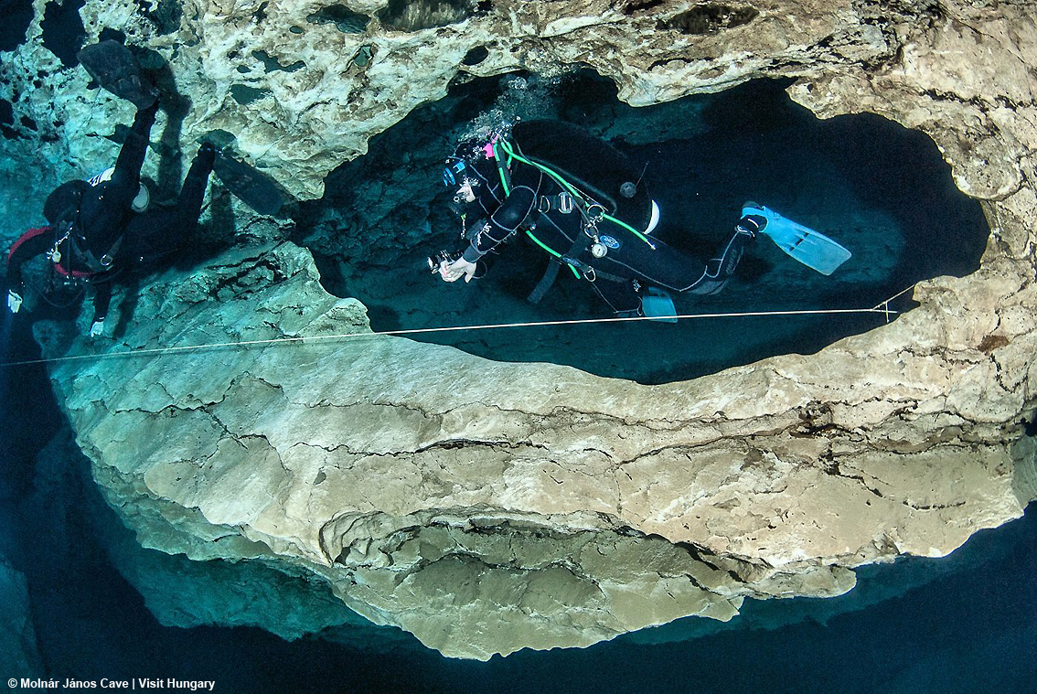 Percorsi di hiking, esplorazioni di grotte sotterranee, piste ciclabili e vie ferrate: ecco la vacanza estiva in Ungheria