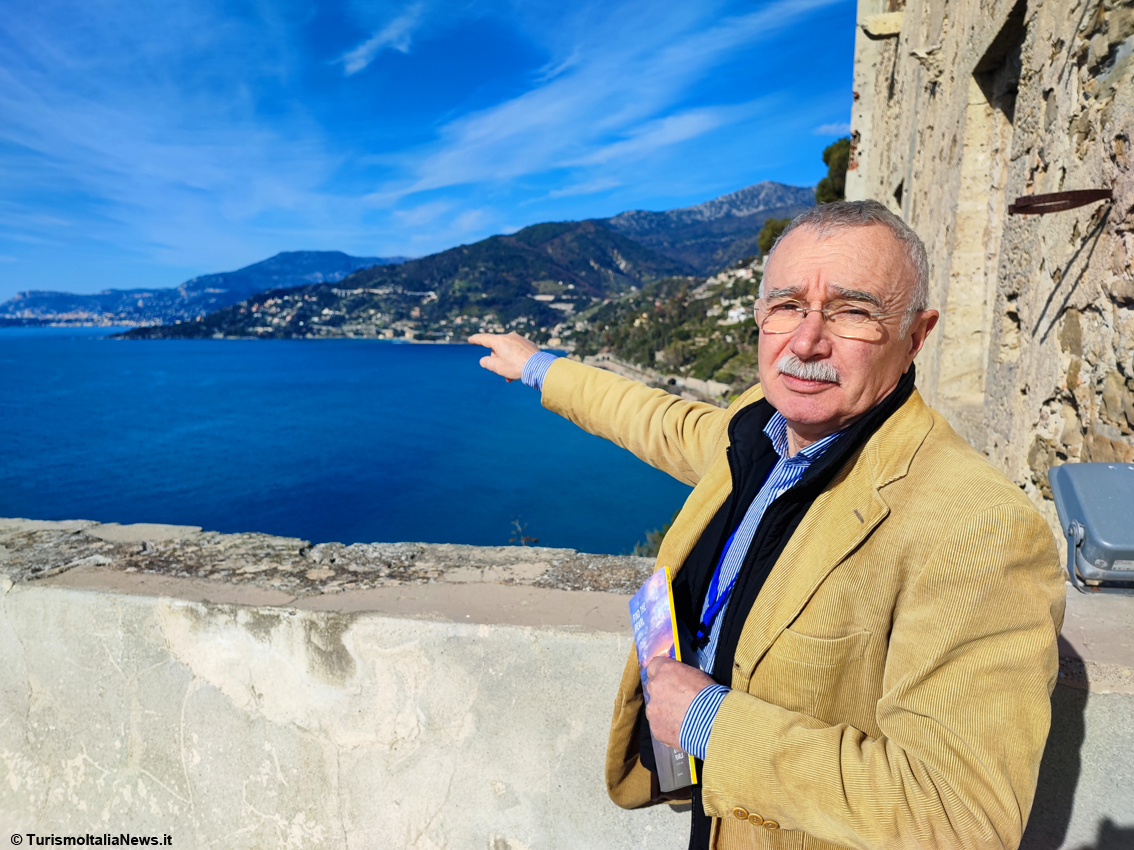 Giorgio Ceccarelli, coordinatore Fiab Nordovest, indica il percorso verso la Francia