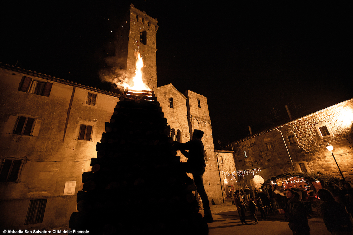 Abbadia San Salvatore Città delle Fiaccole rinnova la sua tradizione millenaria: si celebra un rito unico e ricco di magia