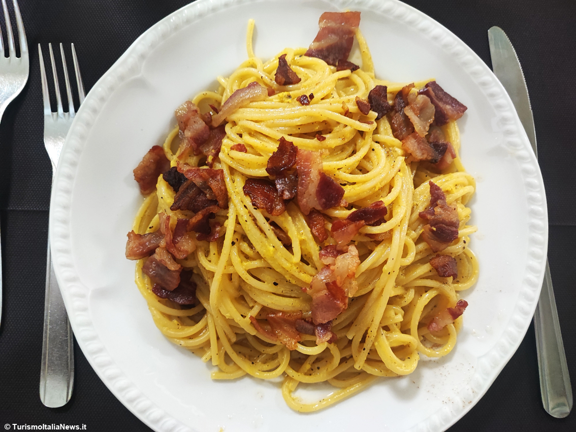 Viaggio nel gusto di tradizione: sul lago di Caccamo, nelle Marche, la Pasta alla Carbonara che tutti vogliono assaggiare