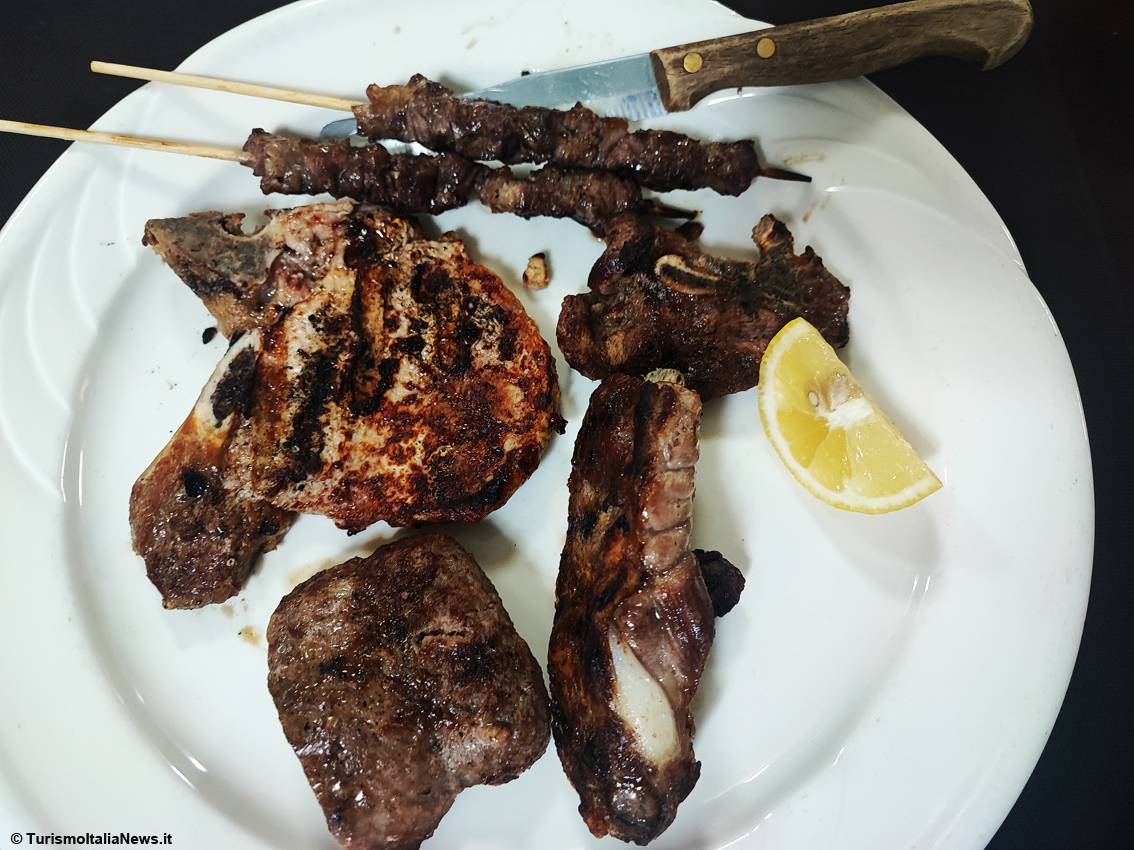 Al ristorante "Da Lorè" non solo pasta alla Carbonara: anche carni fritte e agnello alla brace