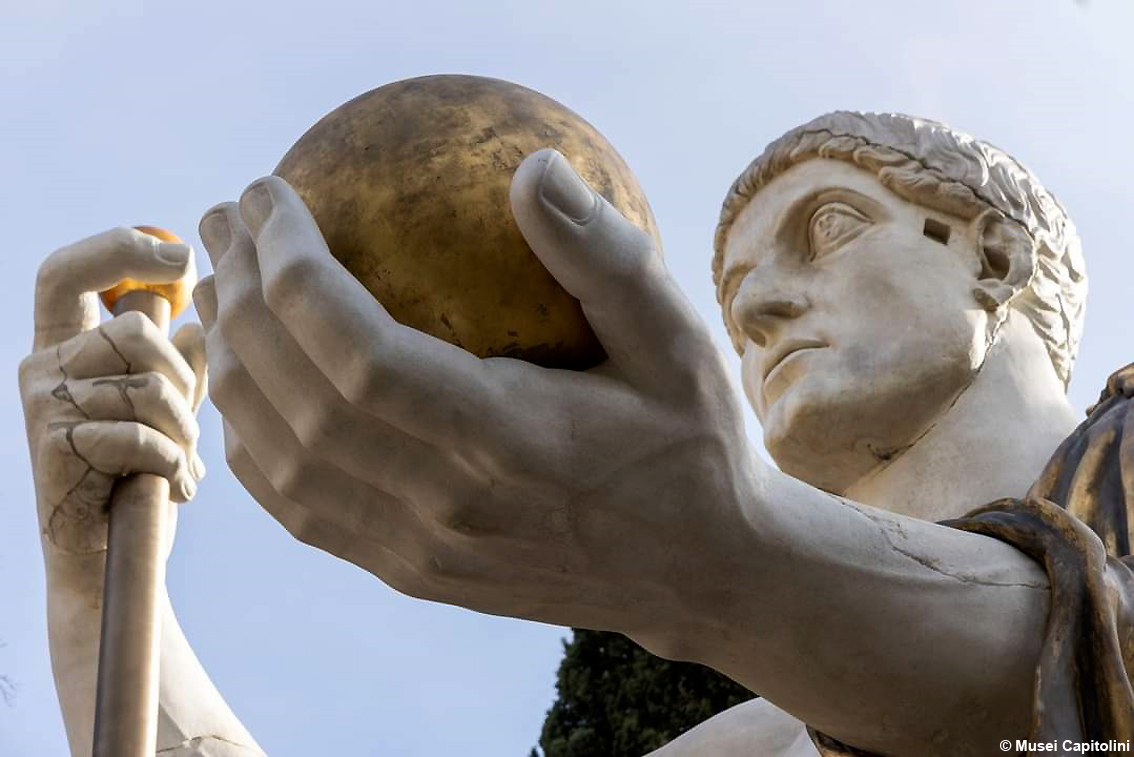 Il Colosso di Costantino, il mistero del dito indice rivolto verso l'alto: l'imponente ricostruzione nel giardino di Villa Caffarelli