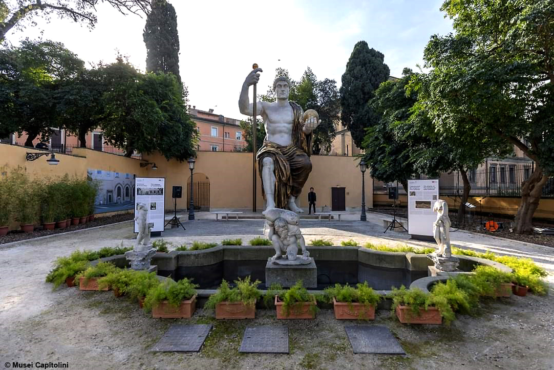 Il Colosso di Costantino, il mistero del dito indice rivolto verso l'alto: l'imponente ricostruzione nel giardino di Villa Caffarelli