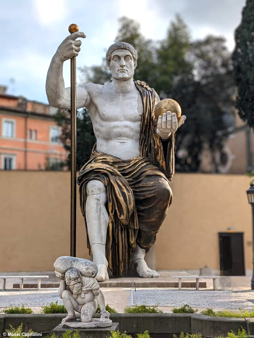 Il Colosso di Costantino, il mistero del dito indice rivolto verso l'alto: l'imponente ricostruzione nel giardino di Villa Caffarelli
