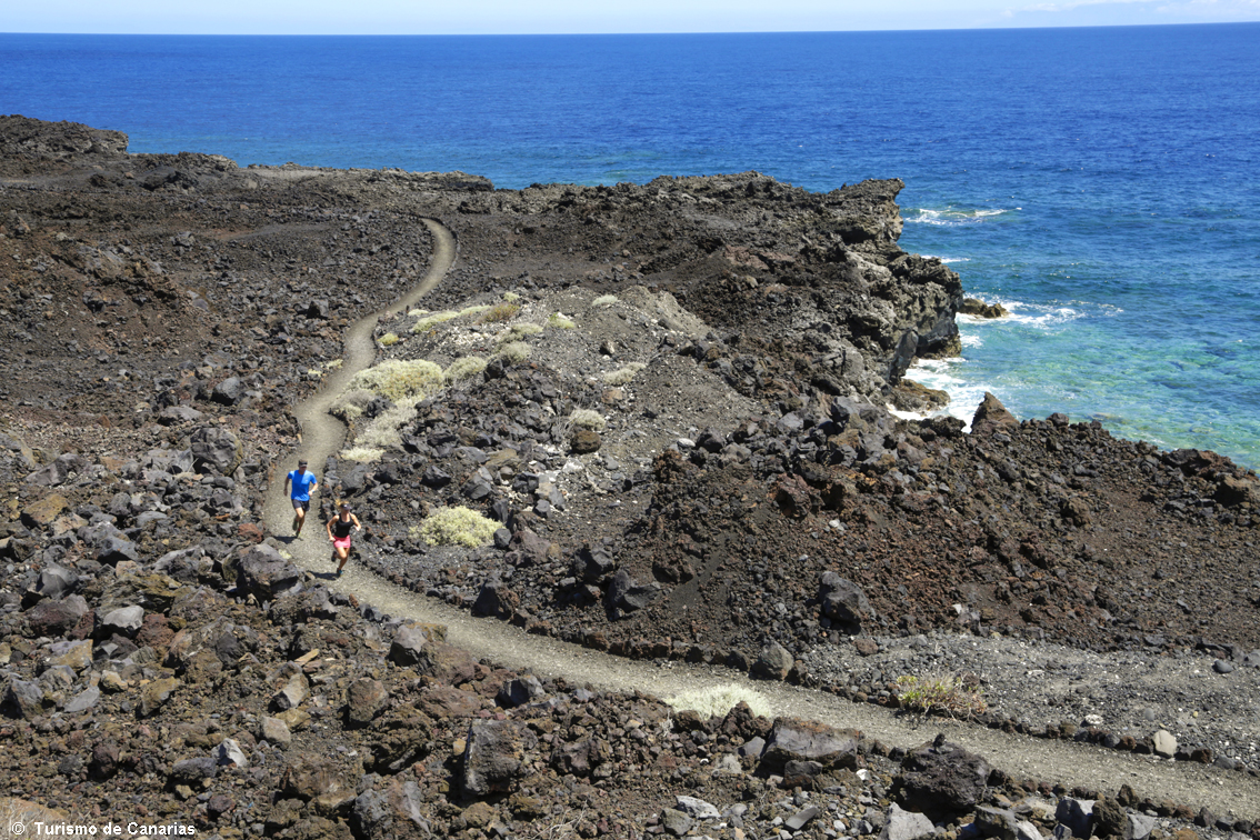 Escursioni tra rocce vulcaniche, riserve della biosfera e cieli cristallini: i sentieri delle Canarie per scoprire scenari di rara e autentica bellezza